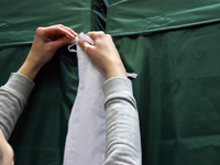 Attacher la bande de liaison aux tentes pliantes