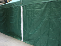 2 tentes de fête easy-up, connectées par une bande de liaison
