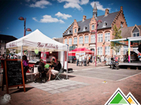 Place Madelein utilise une tente pliante imprimée pour agrandir leur terrasse