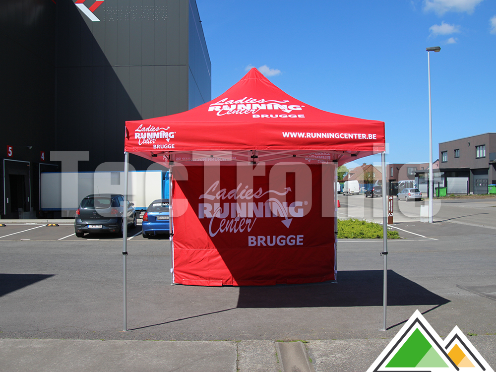 Les filles de Running Center Brugge ont choisi une tente en couleur rouge avec impression en blanche