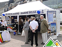 Tente d'exposition avec du texte sur les volants (marine belge)
