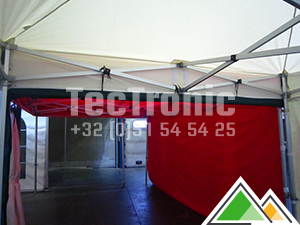 Gouttière pour rendre imperméable la connexion de tentes pliantes