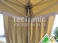 Attacher le rideau d'angle à la bâche de toit de la tente pliante