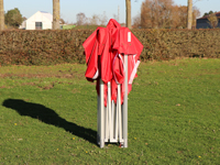 Une tente pliante Solid 50 de 3x3 mètres mesure 1,6 m de haute