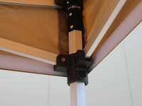 Des raccords en nylon que vous fixez avec un bouton-poussoir