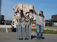 Le châssis replié d'une tente pliante 4x8 mesure 2,10 m
